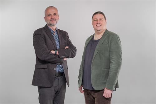 Professor Dr. Olaf Jandura (l.) und Gregor Meyer (r.) aus dem Fachbereich Wirtschaftswissenschaften der Hochschule Düsseldorf